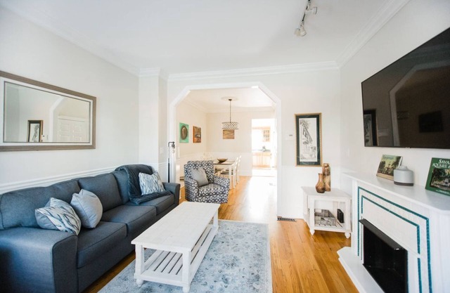 Serene, Charming Pet Friendly Historic District Townhome by Lucky Savannah