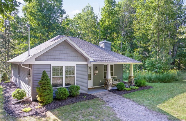 Serene Fish Creek Escape- private lot with fire pit