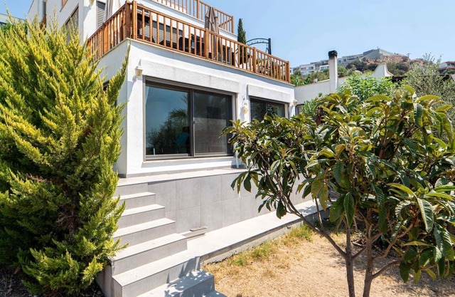 Serene Flat w Sea View and Garden 3 min to Beach