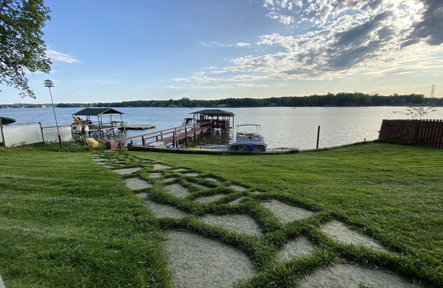 Serene Getaway with Hot Tub, Sauna, Firepit, Kayaks, Pontoon & Jet Ski Rentals!