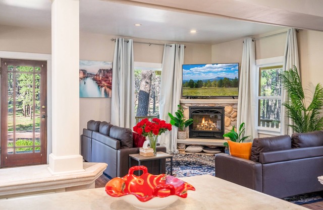 Serene Historic Cottage: Mountain Views, Hot Tub, Fire Pit, Fireplace, Snowbowl