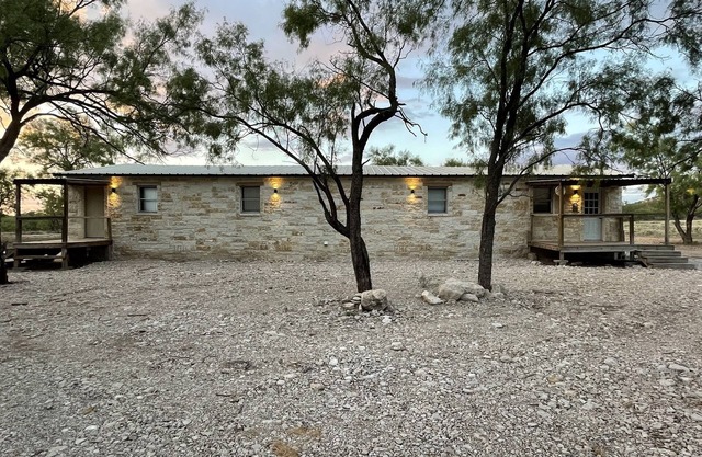 Serene, quiet, and spacious ranch lodge 15 minutes from town