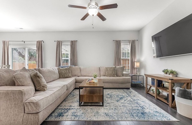 Serene South Henley: Short Drive to Downtown