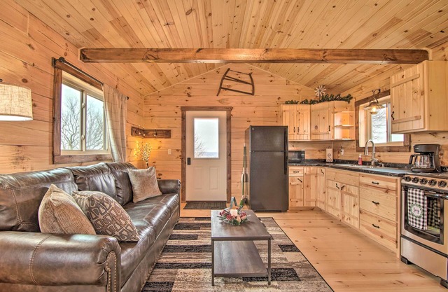Serene Views: Quiet Farmhouse Cabin in Wisconsin!