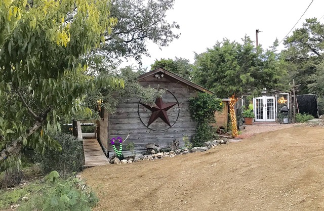 Serenity Hill B n B - Private Country Cottage on the Scenic Devils Backbone