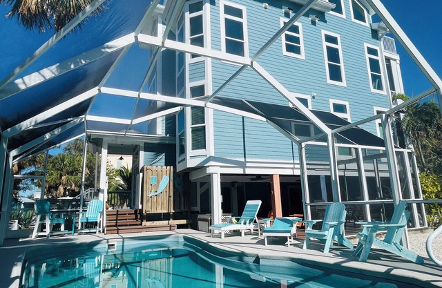 Serenity now one minute to BEACH screened in heated pool 2 carts ,island club