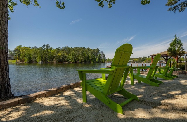 SERENITY NOW/Sunsets/Beach/Water On 3 Sides/Firepit/dock/boat ramp/Wi-Fi