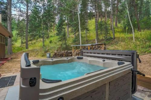 Serenity Pines Hideaway w HotTub