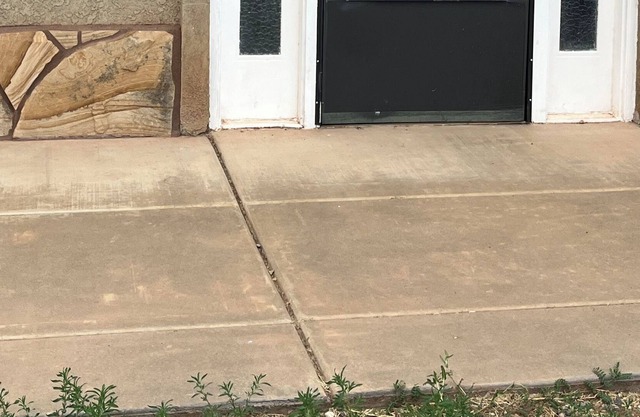 Set against a beautiful Southern Utah bluff close to Zion, hiking trails & lakes