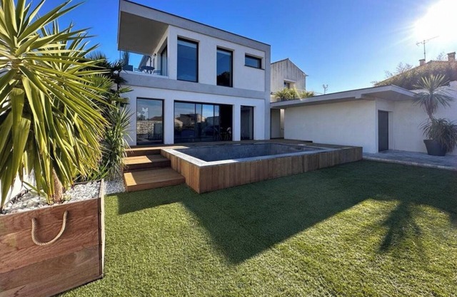 SETE SUPERB CONTEMPORARY VILLA, POOL AND POND VIEW
