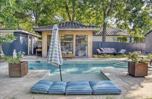 Shangri-La with Pool in Charming Hyde Park
