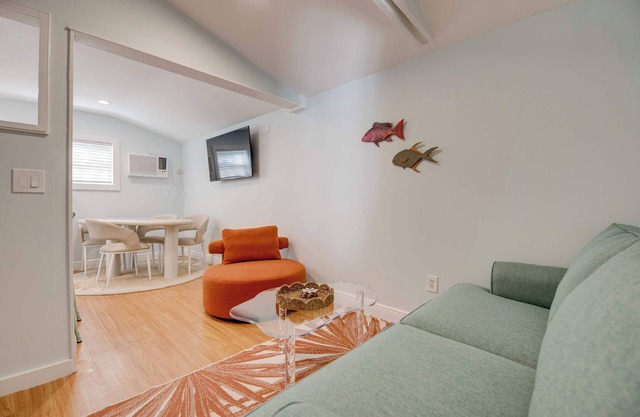 Shared Pool & Parking - The Cottage at James House