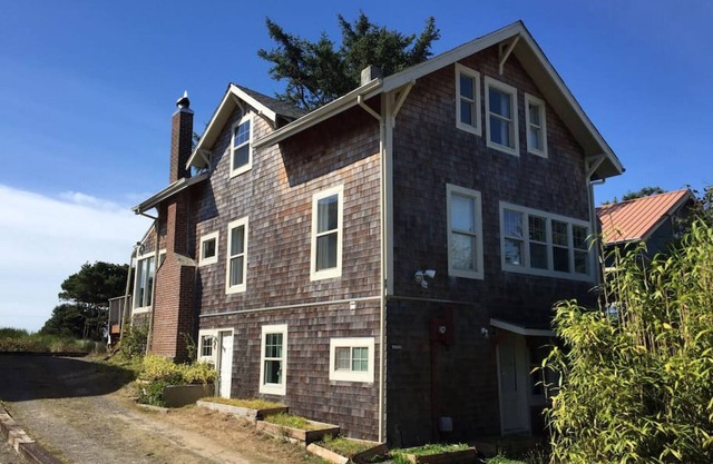 Sharkalope 6 bd/3 ba, Hot Tub, Oceanfront, Arcade
