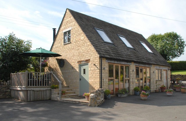 Sheepscombe Byre, sleeps 4 guests. This property boasts stunning views.