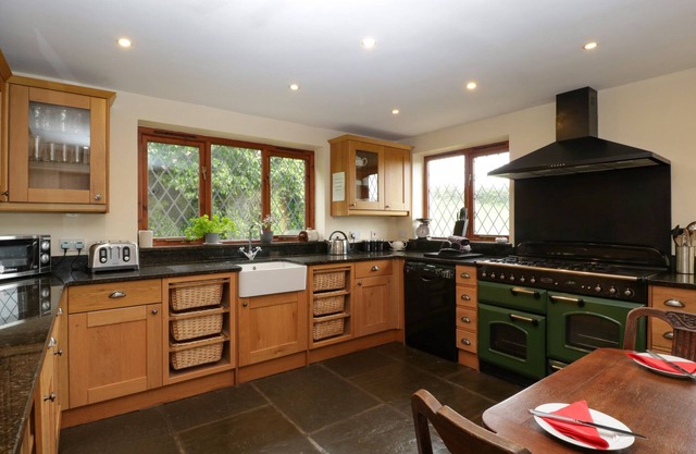 SHELLS COTTAGE, pet friendly, character holiday cottage in Washford
