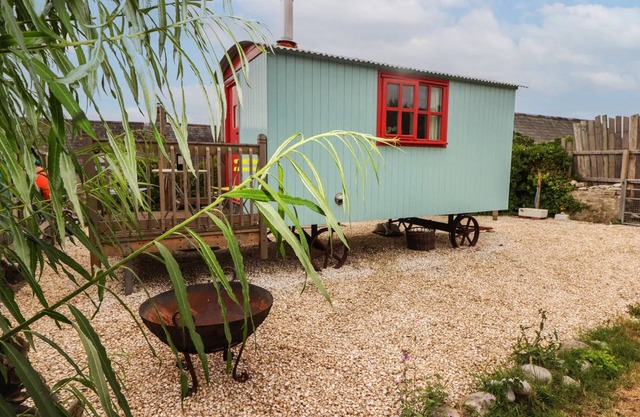 SHEPHERD'S HUT, pet friendly, with open fire in St Brides Major