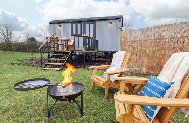 SHEPHERDS HUT - ASH, pet friendly, with hot tub in Lincoln