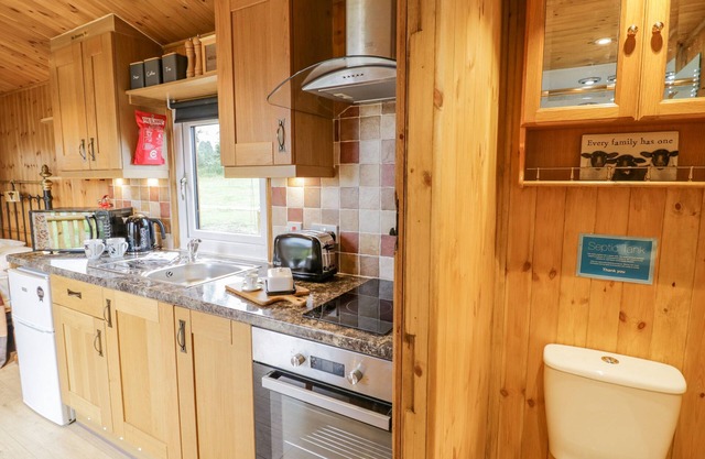 SHEPHERDS RETREAT, pet friendly, with a garden in Cleobury Mortimer