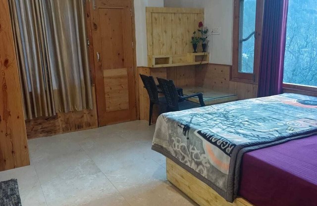 Shesh Besh Guest House & Restaurant