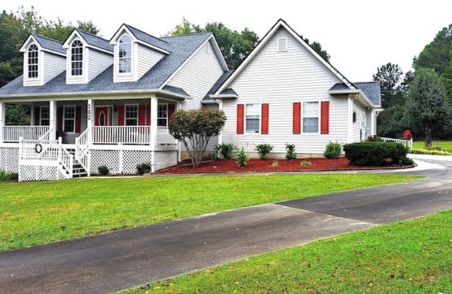 Shiloh - Serene green space, close to airport & interstate. Private w/King bed.