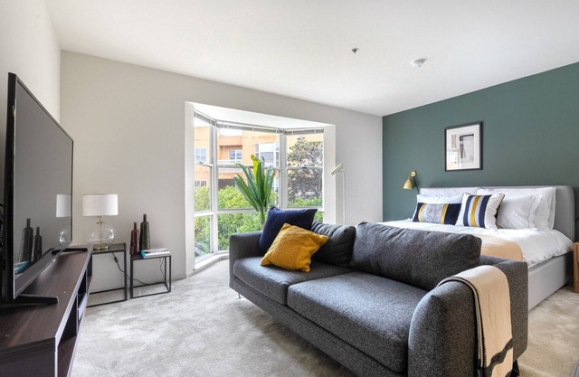 Shimmering South Beach Studio w/3 Pools, 2mins to Muni by Blueground