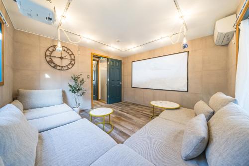 Shinjuku/5 min walk from station ※ projector