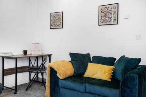 Shops 4min walk Family 2 En-suite Parking x1