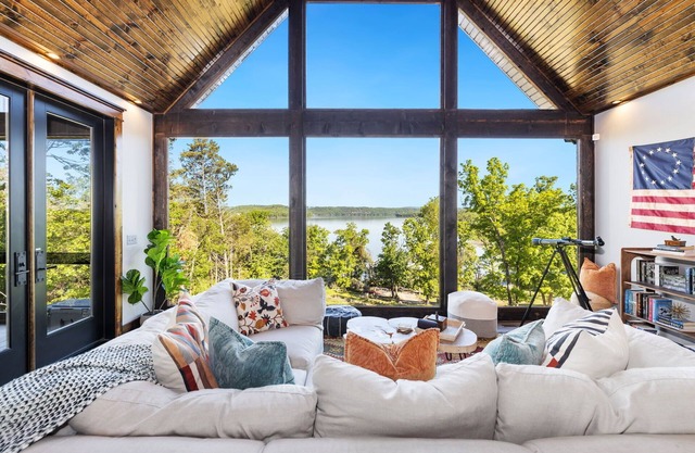 Shoreline Splash-Easy Access to Beaver Lake-Kayaks