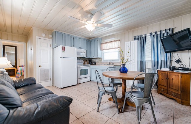 Short walk to Beach, Private poolside cottage-5- 1 Bed/1 Bath near Main St