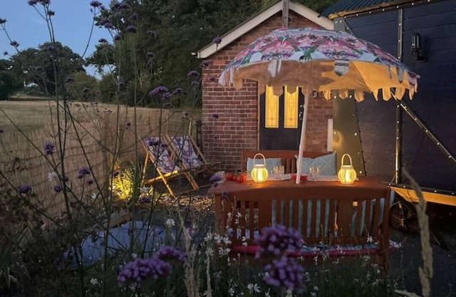 Shrawardine Station Train Carriage sleeps 4 Fishing and Wild Swimming