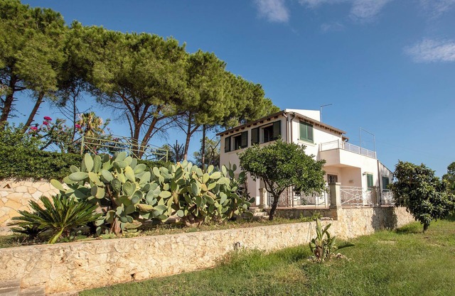 Sicily at its best: Beautiful Villa Gialla with pool, close to sandy beaches