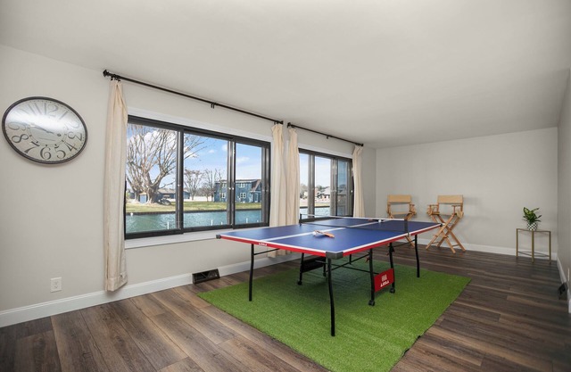 Simonton Lake house with Pontoon, Kayaks, Ping Pong, Fire Pit, + Outdoor Darts