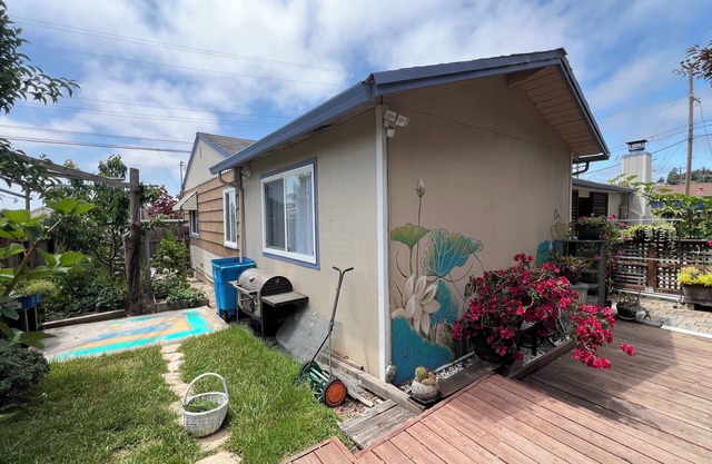 Simple 3B1B with Laundry, Parking and Yard - 3604