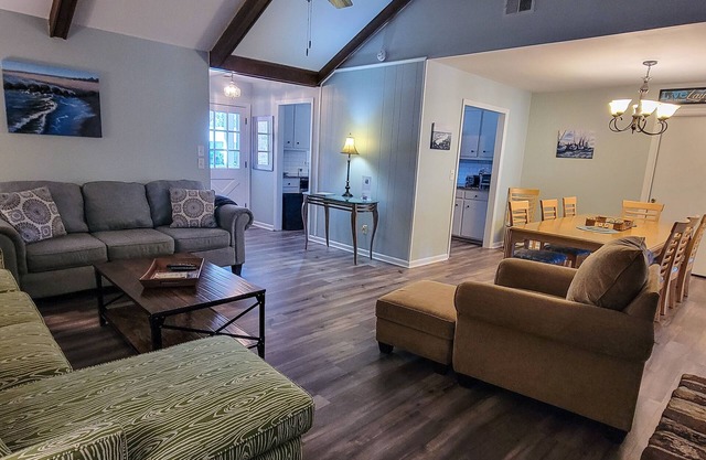 Simply Sunny Fun! 4BR Close to DT Chas & Beaches! Great backyard firepit & games