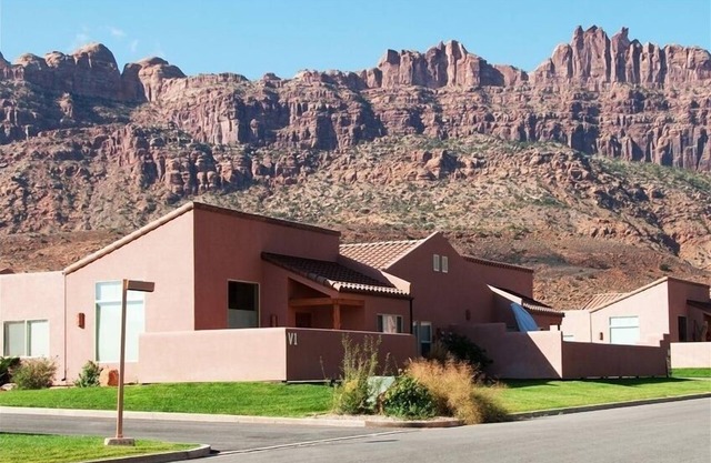 Simply the best - luxury, comfort, convenience in Rim Village!