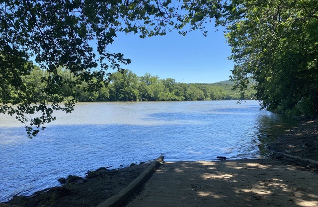 Single Level, 3 Bedroom Home In Between Harper's Ferry & Casino.