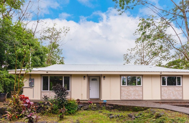 Single-level, dog-friendly home with a full kitchen, washer/dryer, patio