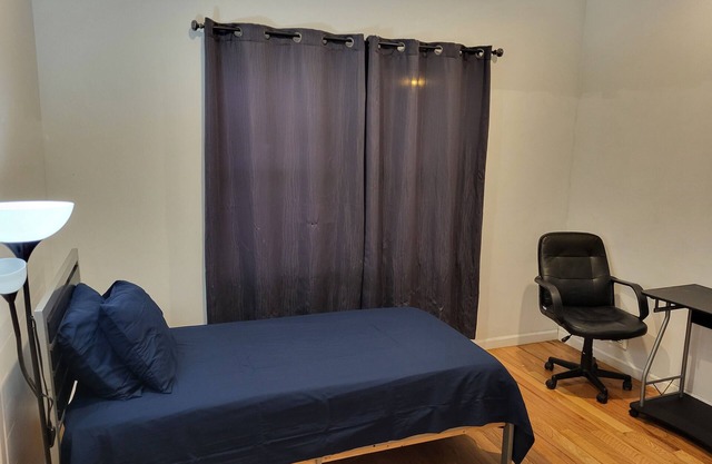 Single room in 3 BHK. Shared kitchen and shared bathroom with 2 more guests.
