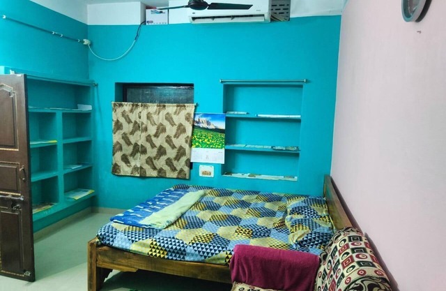 single room with attach bathroom ,kitchen ,air condition,free wifi .travel serv.