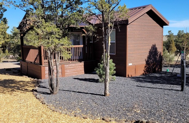 Single Story Cabin 2 Bed 1.5 bath Cabin w/Private Hot Tub !