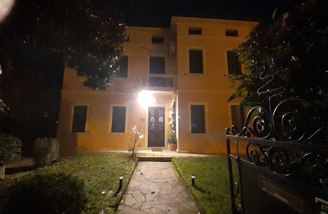 SINGLE VILLA WITH PRIVATE GARDEN AND PARKING IN THE CENTER OF TREVISO CITY