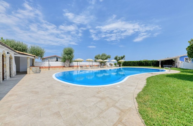Single villa with wonderful private pool and great outdoor area