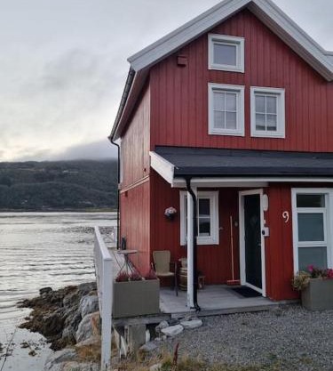 Sjøhus ved Tjeldsundet - House by the sea