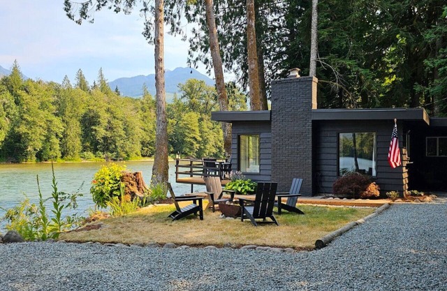 Skagit Riverhouse Retreat- Dogs welcome