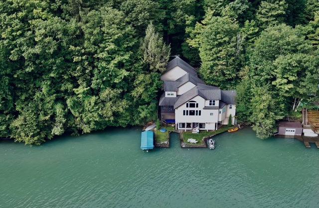 SKANEATELES LAKEHOUSE - DIRECTLY ON GORGEOUS SKANEATELES LAKE-PET-FRIENDLY