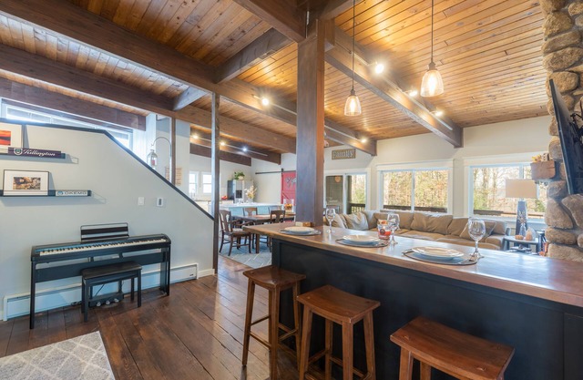 Ski Chalet-Style Home with Hot Tub Spa, Eastman Community