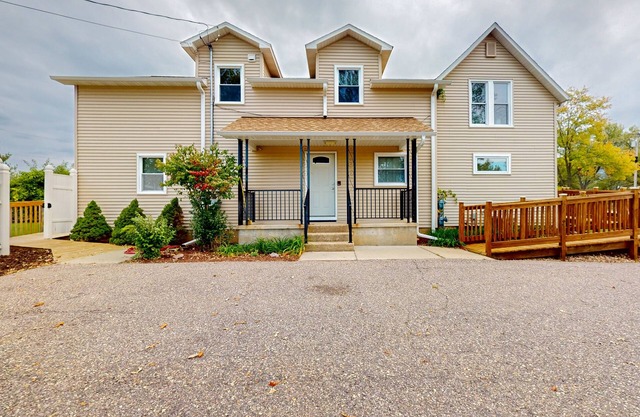 Ski/golf retreat with private outdoor areas and private washer & dryer
