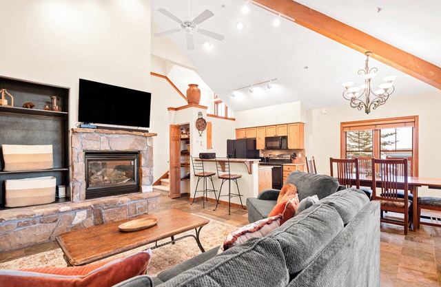 Ski In/Out at Snowflake Lift; Hot Tub!