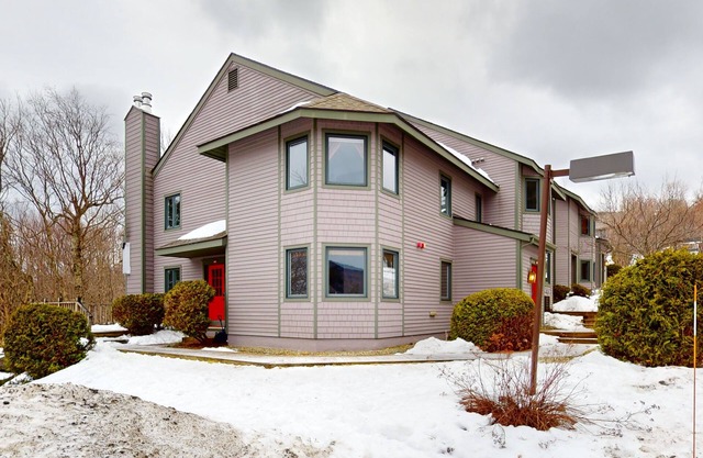 Ski-in/out home near tram with W/D, deck & mountain view