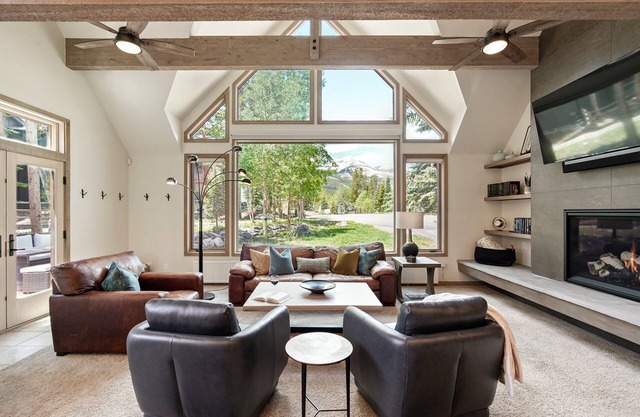 ⭐️ Ski-in/Out via BurroTrl HotTub Views Pets FREE Town/Ski Shuttle FreeSkiPass